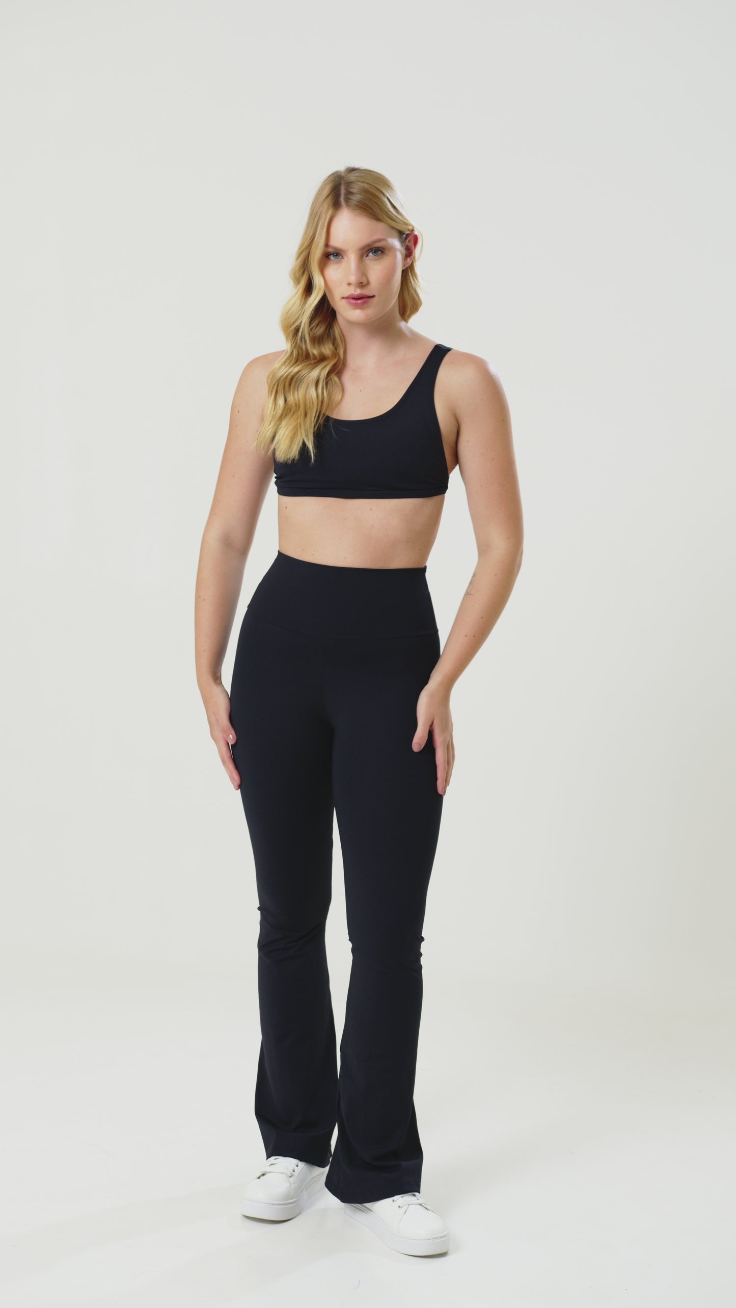 TOP FLOW BLACK DETAILS