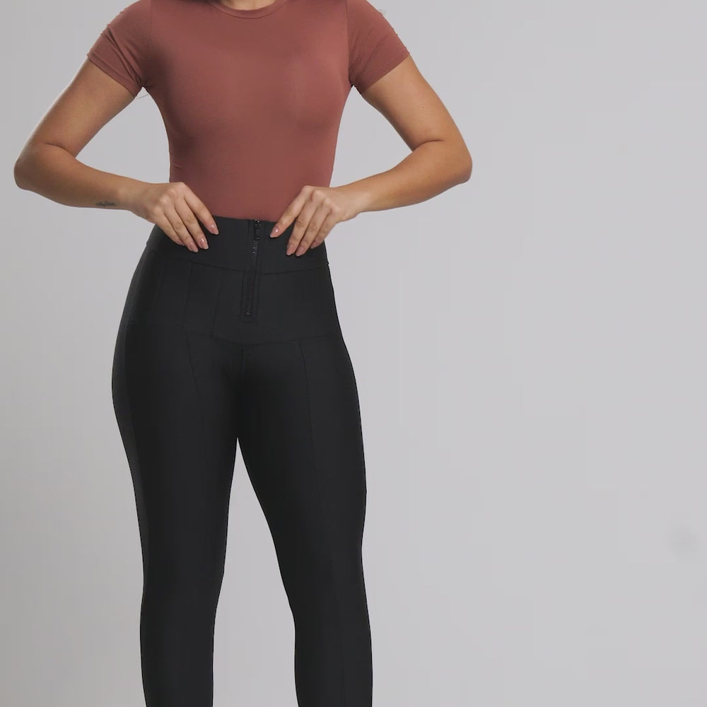 
                  
                    Carregar e reproduzir vídeo no visualizador da galeria, Legging Casual Lipo Tummy Control Black
                  
                